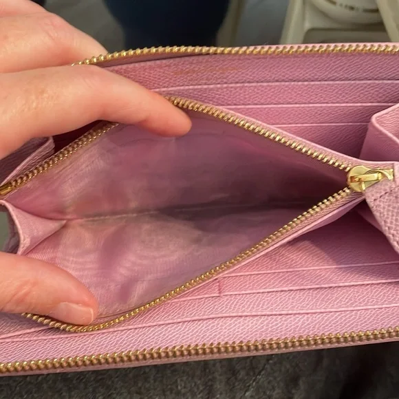 FERRAGAMO pink zip wallet with bow and original box - Used - Authentic - Picture 11 of 13